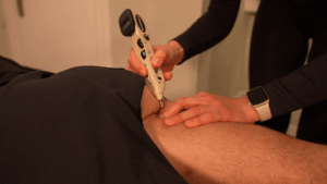 Las lesiones más comunes en esquí y cómo la fisioterapia en Madrid puede evitarte una cirugía