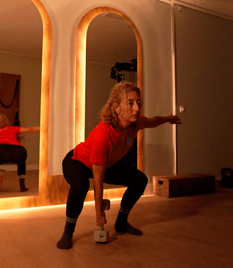 Mujer adulta entrenando pesas