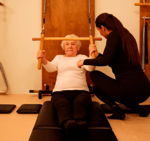 Pilates en máquina para mayores: la clave para mantenerse activo y saludable (en Argüelles, Madrid)
