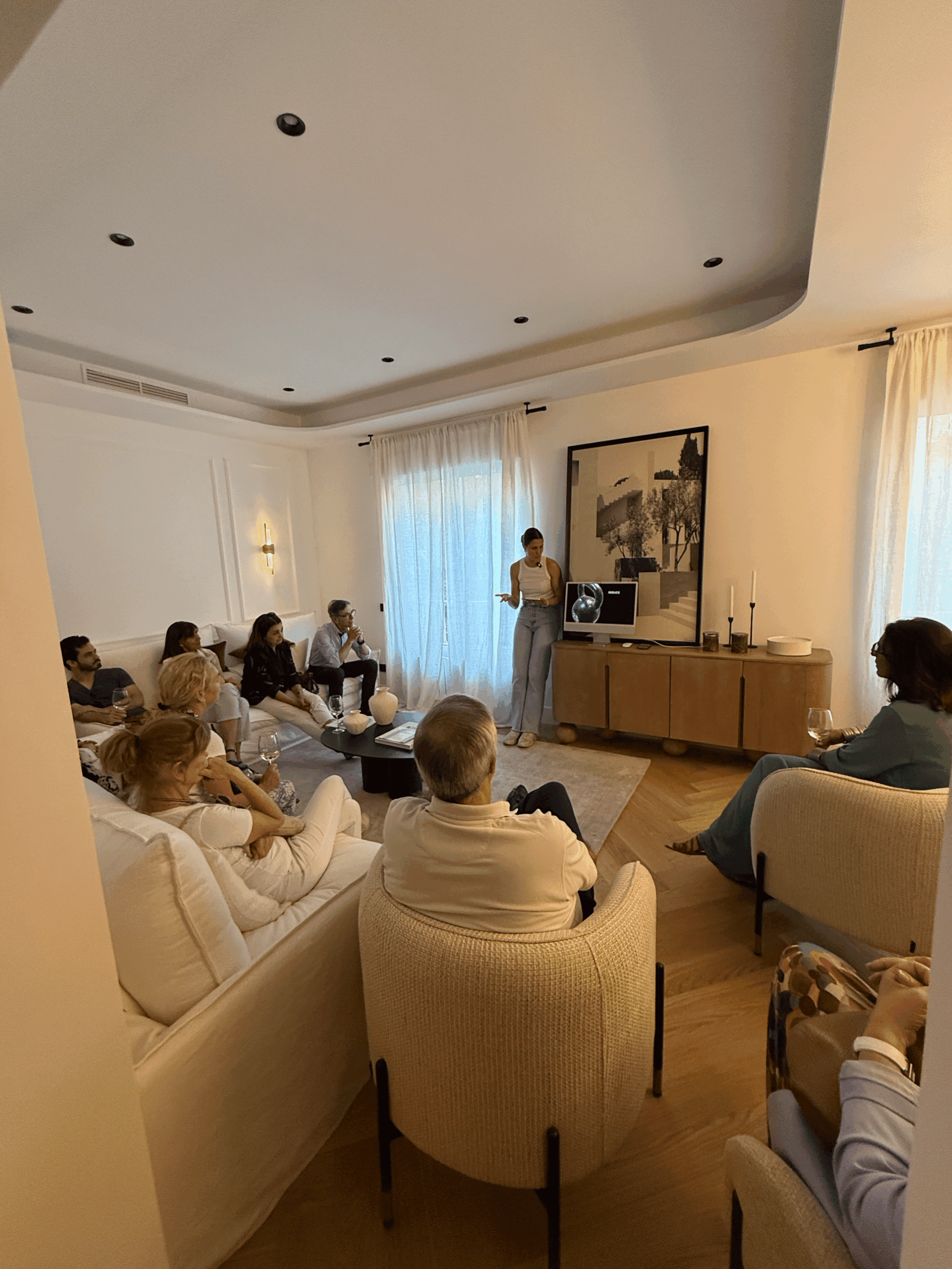 Merienda-servida-durante-el-evento-de-bienestar-de-RILIVIUM-en-colaboracion-con-Neodomos
