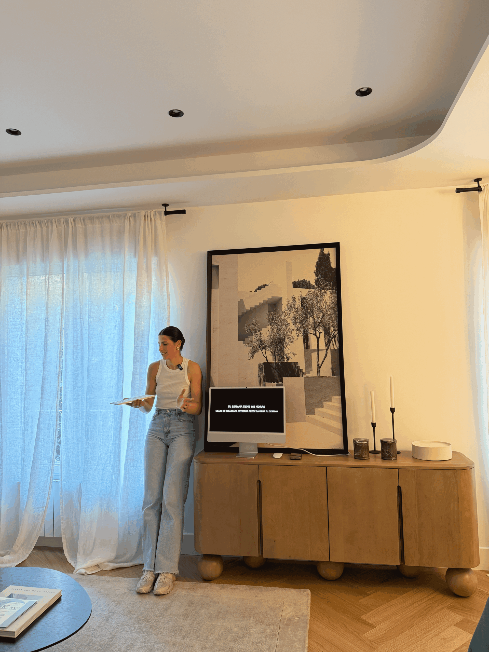 Stefania-Ciervo-impartiendo-charla-sobre-colesterol,-estatinas-y-musculo-en-colaboracion-con-Neodomos