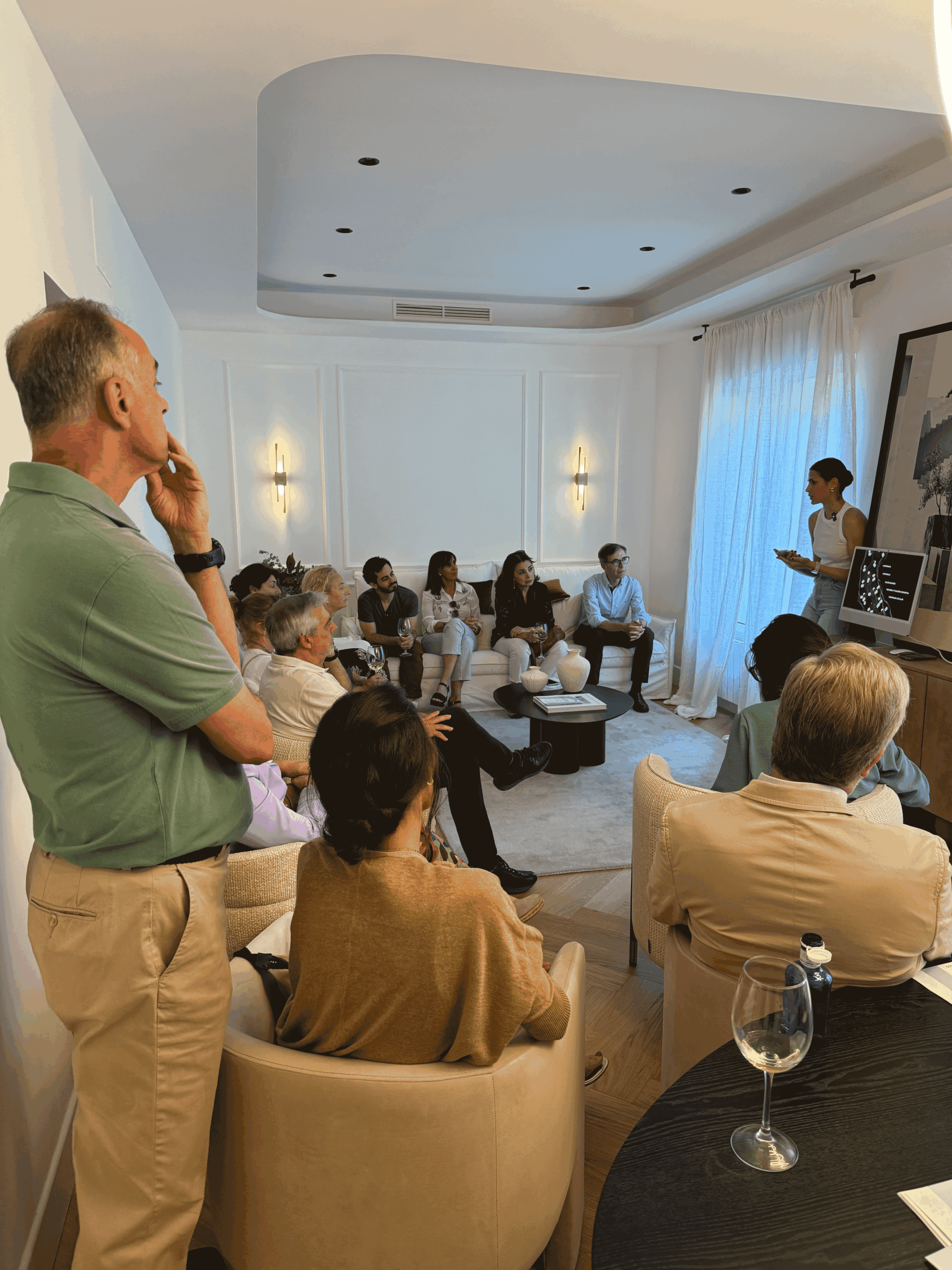 Un-grupo-reducido-de-invitados-disfruto-de-esta-experiencia-educativa-y-cercana-sobre-prevencion-cardiovascular.