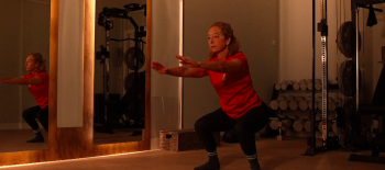 Mujer realizando una sentadilla sin crujido en la rodilla en RILIVIUM Madrid